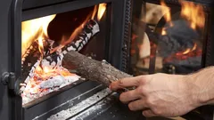 A chaminé ficará rapidamente limpa de fuligem e depósitos: um especialista revelou o que deitar na fornalha