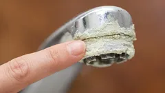 Pode esquecer o calcário na canalização: um truque simples evita que volte a aparecer